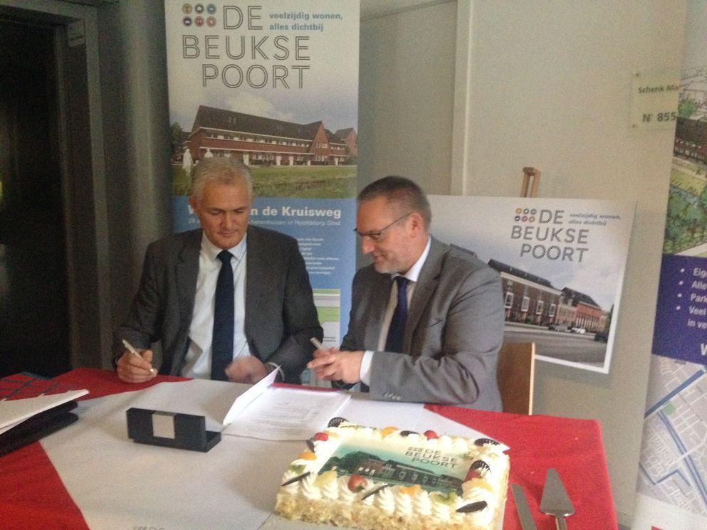 Tom Horn (Wonen) en directeur Frank Klomp van AM Noordwest ondertekenen overeenkomst