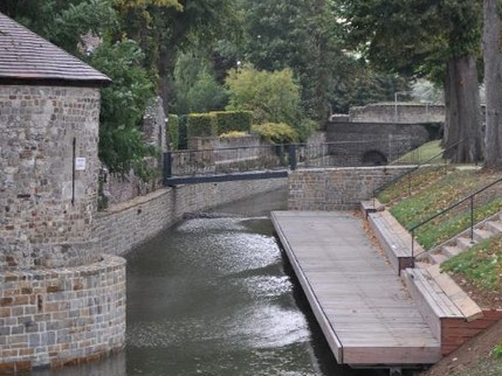 Water stroomt opnieuw door Jeker in vernieuwd stadspark