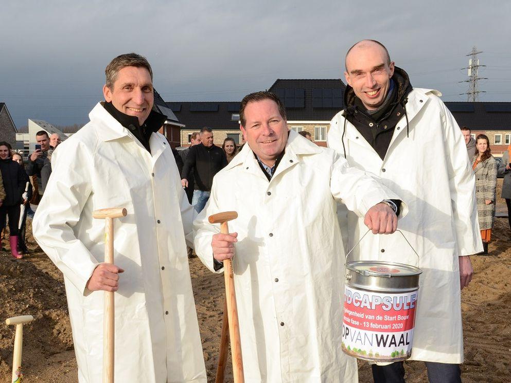 Vanaf links: Perry van Leeuwen (adjunct-directeur BAM Wonen Utrecht & Noordoost), Marcel Melissen (Wethouder gemeente Tiel) en Henri van Dam (directeur Synchroon).