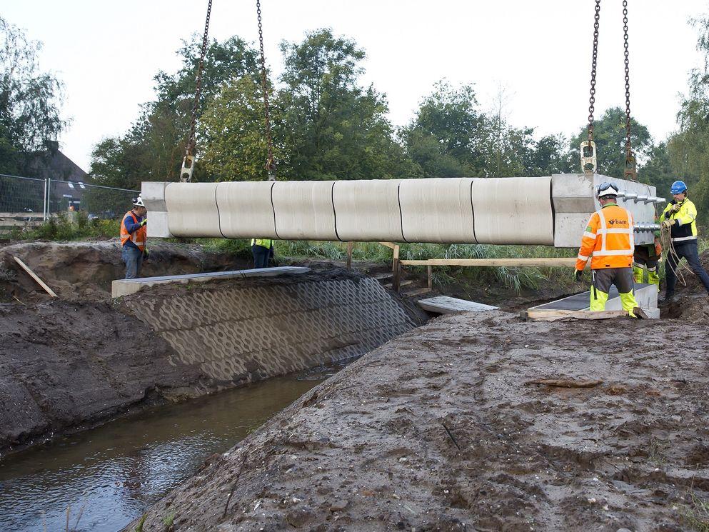 3D-geprinte fietsbrug Gemert Noord-Om ingehesen
