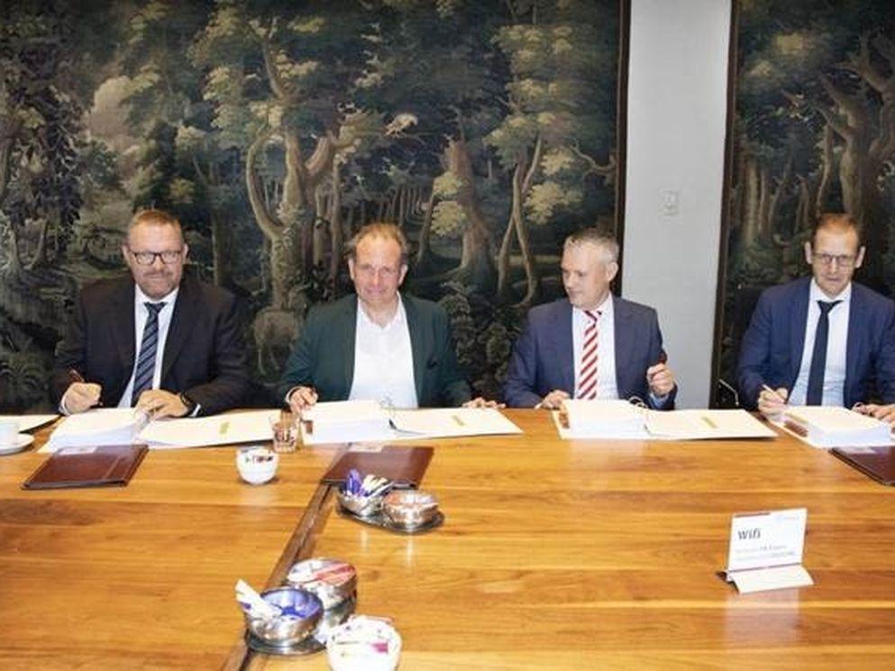 Ondertekening van de gronduitgifte-overeenkomst