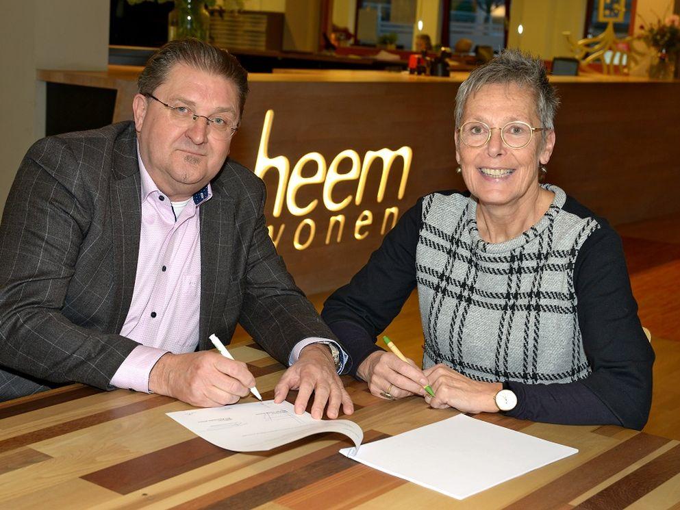Frans Fonteijn, directeur bij BAM Wonen en rechts Marjo Vankan, bestuurder van HEEMwonen. 