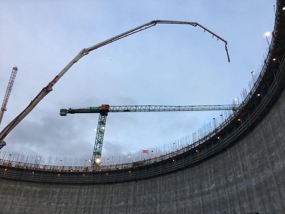 Betonnen wand van propaantank in aanbouw