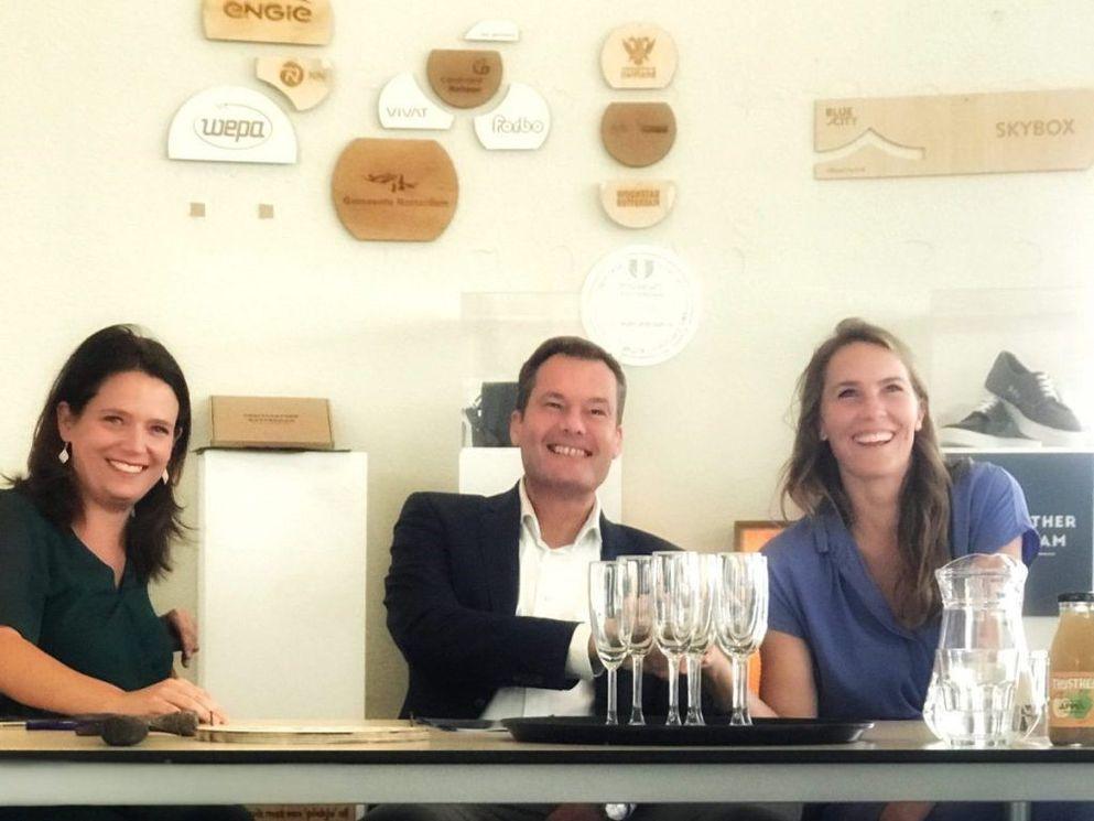 Yvette Govaart, Fred de Jonge (regiodirecteur BAM) en Sabine Biesheuvel ondertekenen de partnership-overeenkomst.