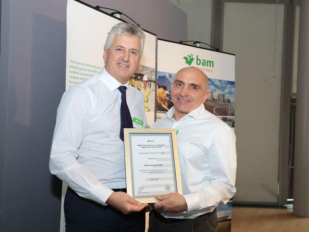 Ian Fleming (left) presents BAM’s safety award to Reds Joinery’s Director, Mark Jarvis.