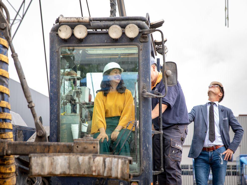 Wethouder Touria Meliani slaat de eerste paal in gezelschap van Bert de Vries, directeur Stadsarchief Amsterdam. Foto: Bas Uterwijk