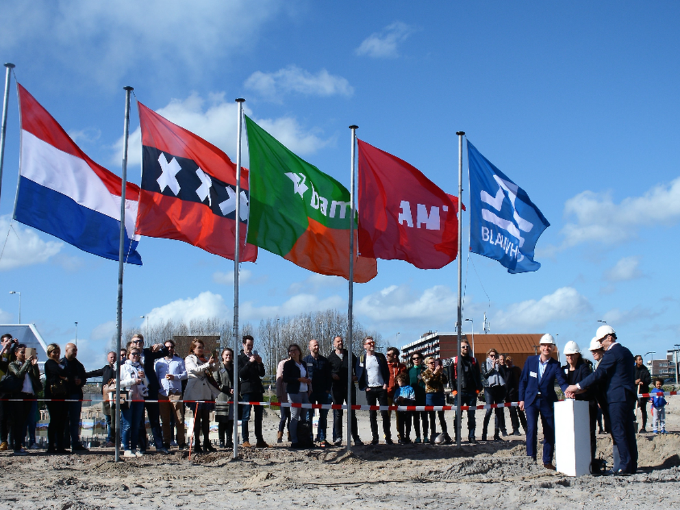 Coby van Berkum, voorzitter Dagelijks Bestuur van de Bestuurscommissie stadsdeel Noord, Eltjo Bouwman, directeur Wonen van Blauwhoed, Wim Looijen, adjunct-directeur van AM Noordwest, en Klaartje Molthof, manager Commercie Noordwest van BAM Wonen, slaan de symbolische eerste paal.