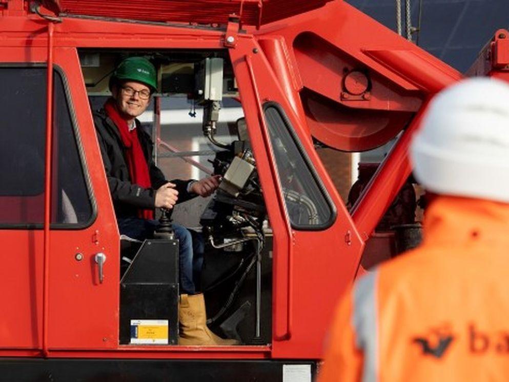 Wethouder Sjoerd Kuiper sloeg symbolisch de eerste paal