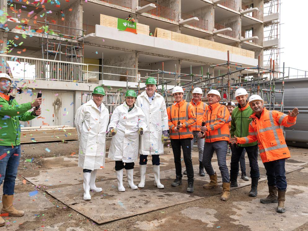 Vestia en BAM Wonen vieren start opbouwfase grootschalige renovatie Hoog Lindoduin in Scheveningen