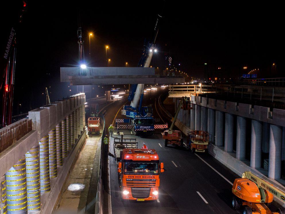 ProRail en BAM plaatsen nieuw spoorviaduct over snelweg A10