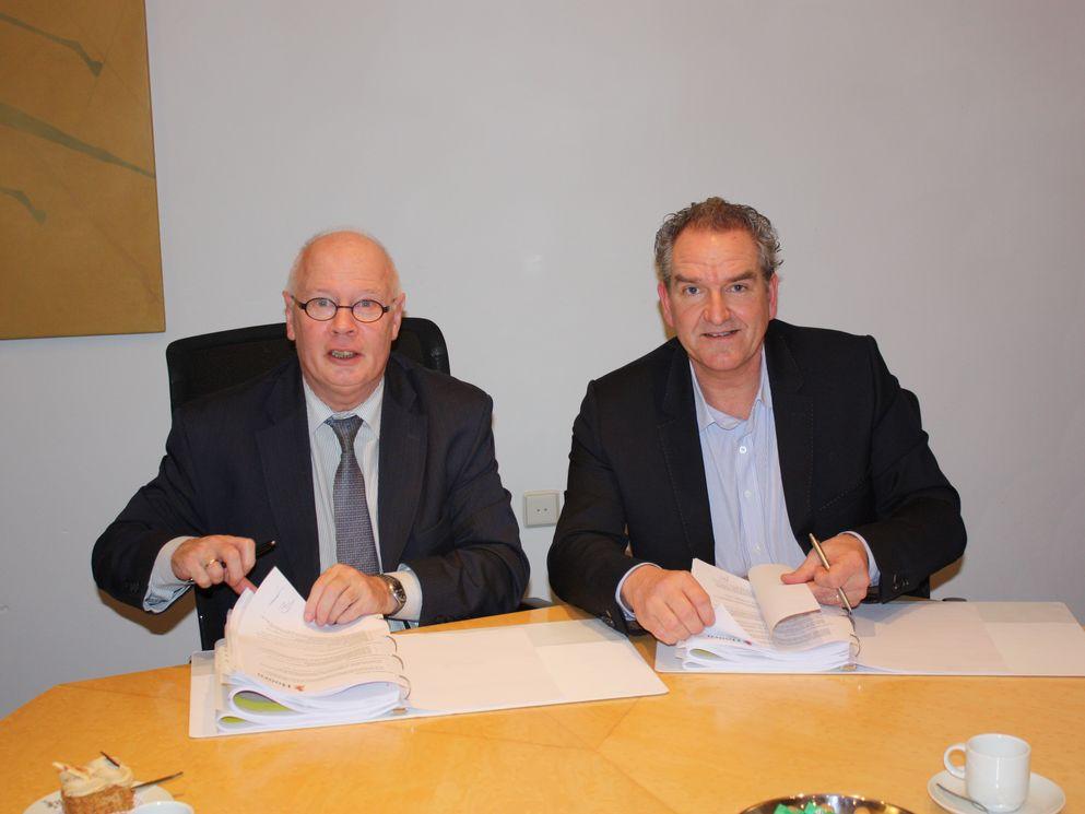 Ondertekening prestatiecontract door wethouder P.M. Westenberg (links) en Cees Haakman, directeur BAM Techniek – Regio Noordwest.