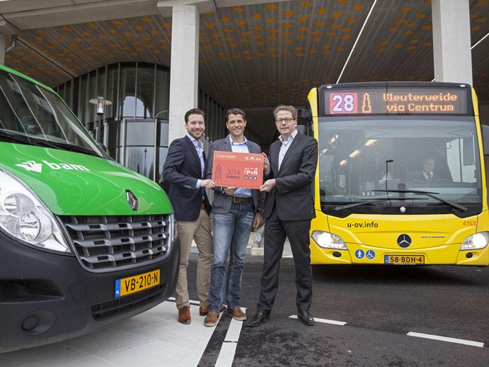 Wethouder Lintmeijer overhandigt Combi-kaart