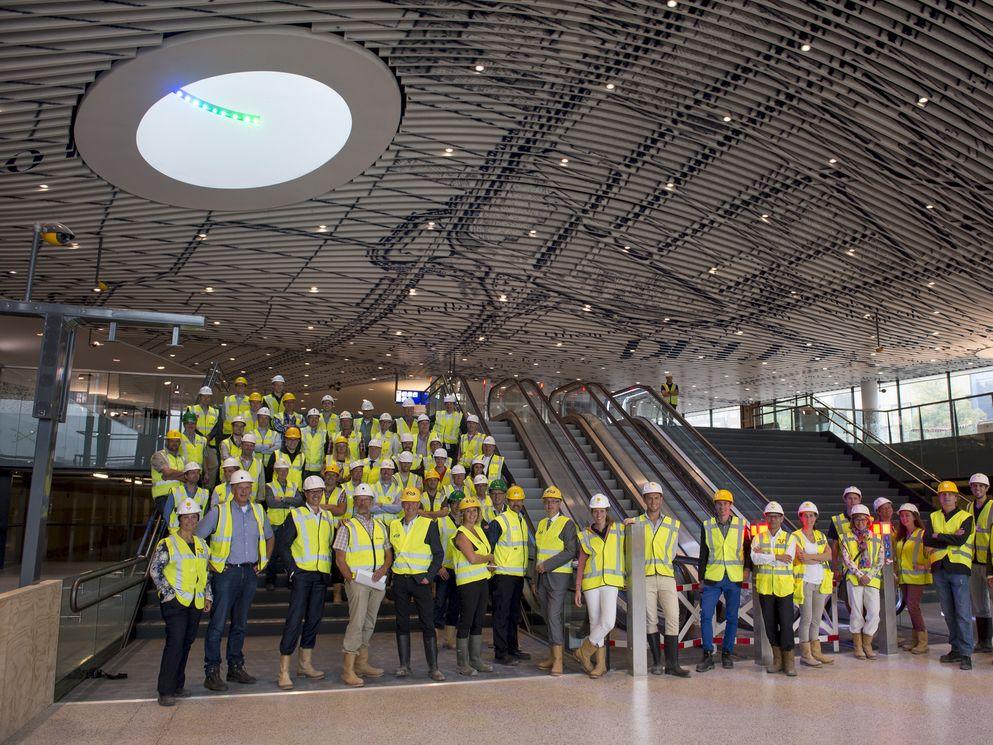 De medewerkers van opdrachtgevers ProRail en Ontwikkelingsbedrijf Spoorzone Delft, NS Stations, de architectenbureaus Mecanoo en Benthem Crouwel Architekten en de bouwers Strukton Worksphere, Strukton Rail, BAM Utiliteitsbouw en Combinatie CrommeLijn (CCL) bij elkaar op de tussenvloer tussen het nieuwe ondergrondse station en de toekomstige stationshal in het stadskantoor.