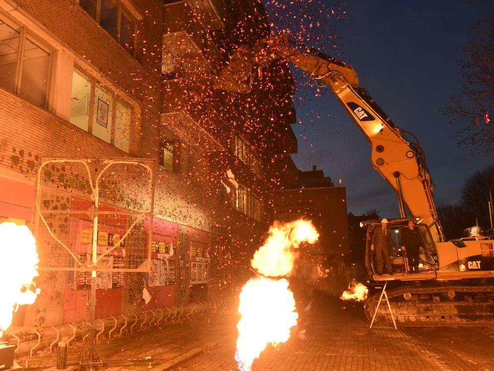 Wethouder Snijders verwijdert eerste steen voormalig hoofdgebouw Groot Zieken Gasthuis in ’s-Hertogenbosch. Foto: Henk van Esch.