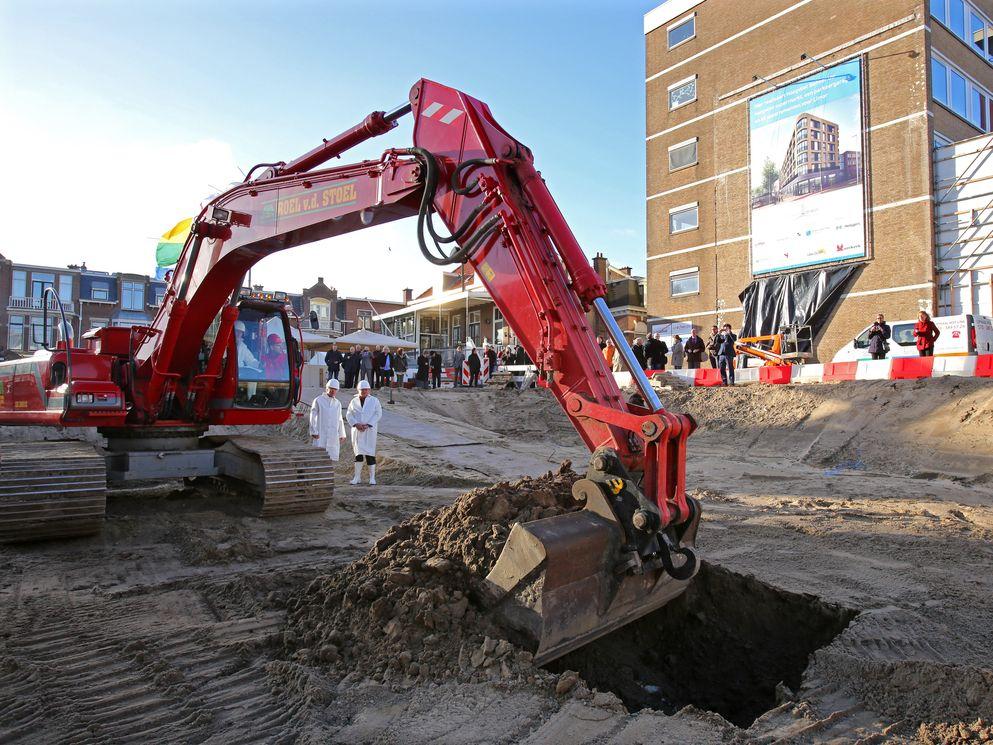 Wethouder Revis bedient de grondverzetmachine. Foto: Dick Teske.