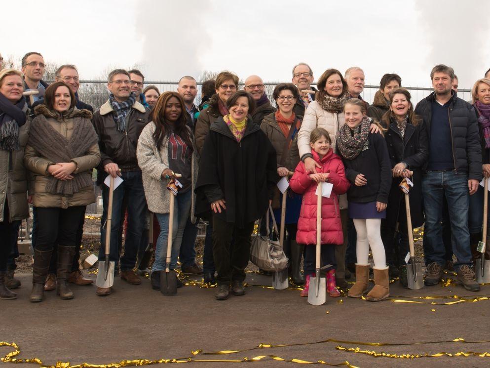 Toekomstige bewoners van Valleipark Leusden met wethouder Erik van Beurden (achterste rij, derde van links).