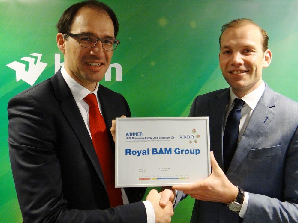 Namens de VBDO overhandigt projectmanager Don Gerritsen (rechts) de onderscheiding voor Verantwoord Ketenbeheer aan William van Niekerk, directeur Corporate social reponsibiltiy van Koninklijke BAM Groep.