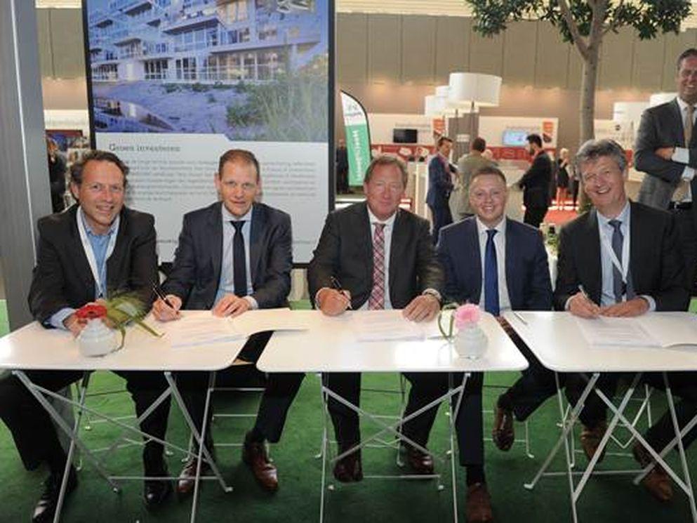 Van links: Dick Gort (a.s.r vastgoed ontwikkeling), Alfred Bolks (AM), Hans Wittenberg (Bovemij), Maarten Teubner (Bovemij) en Jeroen Messemaeckers (a.s.r. vastgoed ontwikkeling).