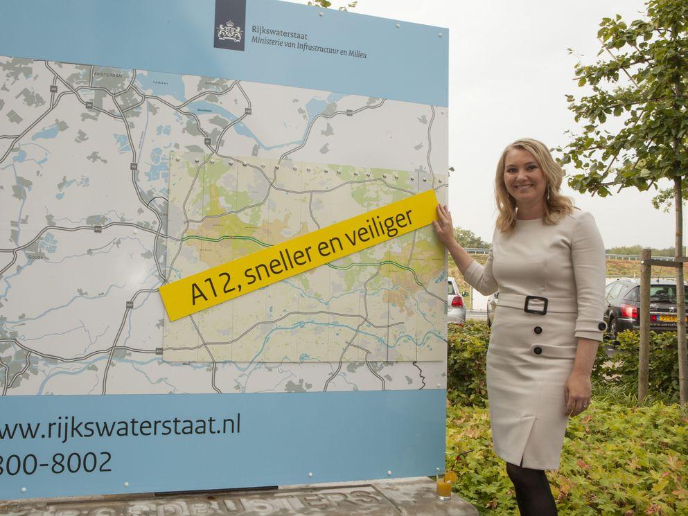 Officiële opening rij- en spitsstroken A12 tussen Utrecht en Arnhem door minister Schultz van Haegen