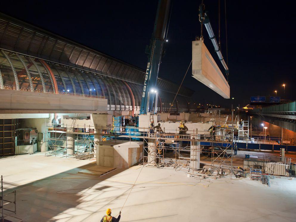 De laatste liggers spoorviaduct voor station Amsterdam RAI worden geplaatst