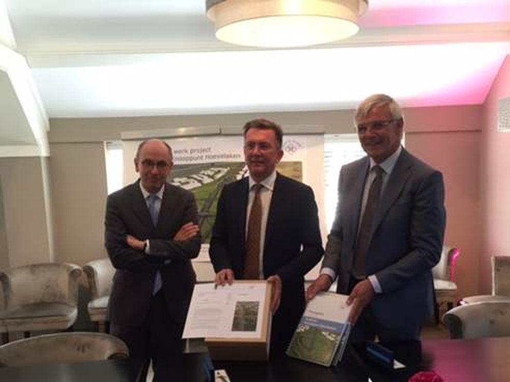 Tekenen voor partnerschap tussen Rijkswaterstaat en de combinatie A1|28. Van links: Jan Hendrik Dronkers, directeur-generaal Rijkswaterstaat, Erik Bax, COO Koninklijke BAM Groep, en Jan Schaart, area director Netherlands Van Oord.