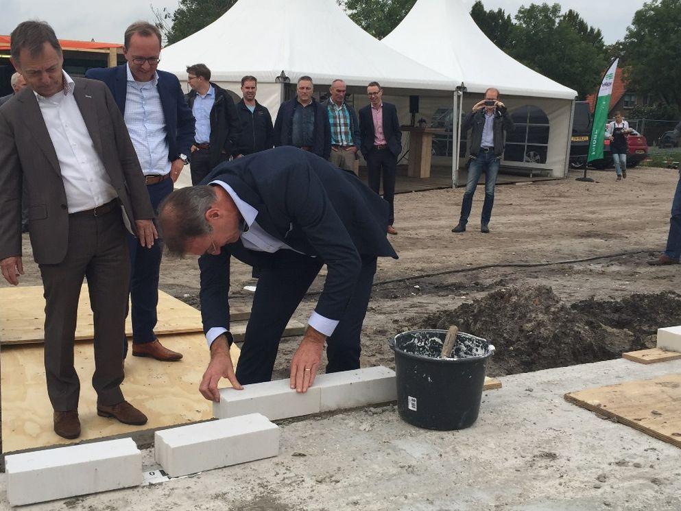 Wethouder Erik van Beurden legt eerste steen Princenhof Leusden