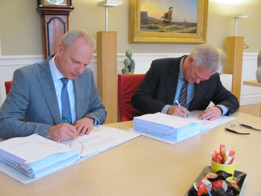 Contractondertekening door drs. Marten de Bruine, voorzitter raad van bestuur Koninklijke Visio (rechts), en Frank Jansen, directeur BAM Gebouwbeheer.