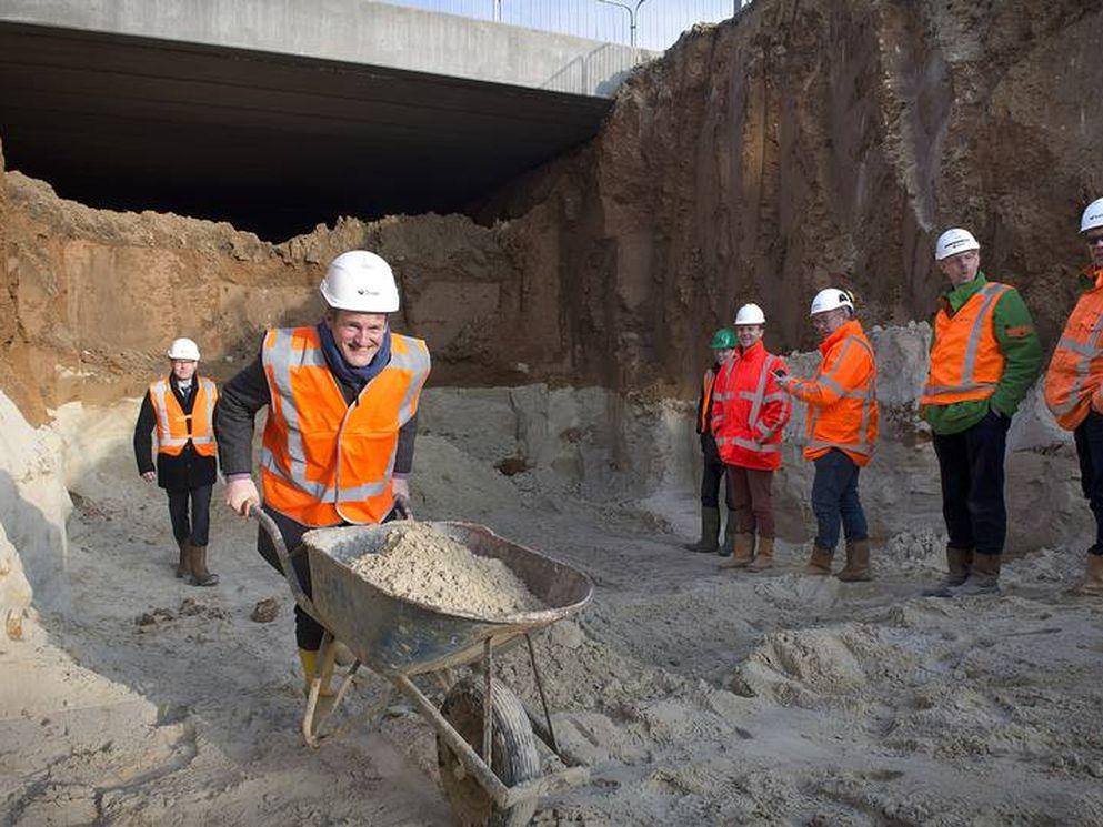 Eerste buis tunnel Hondsrugweg uitgegraven