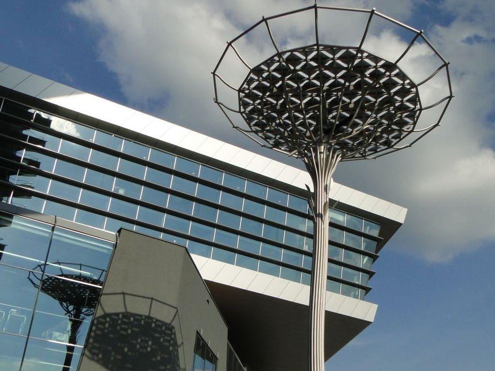 Onthulling kunstwerk De Zonneboom: symbool voor zonne-energie verbindt kunst en duurzaamheid