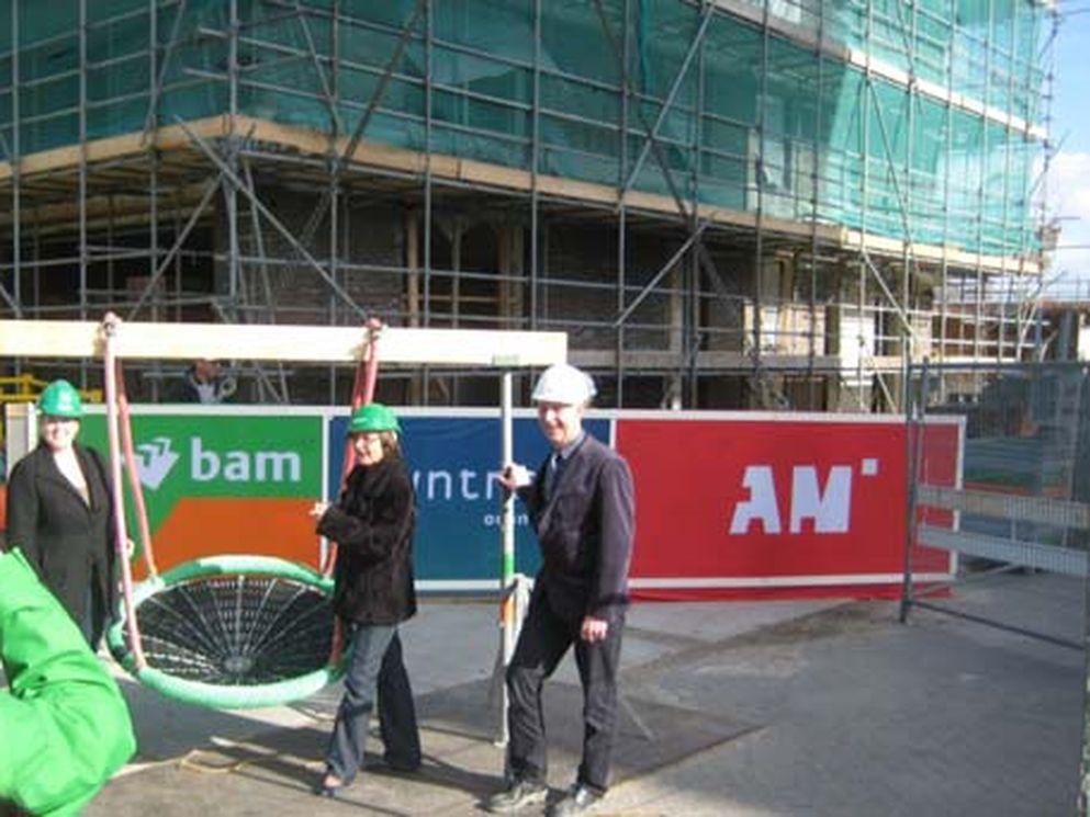 BAM viert hoogste punt appartementenblok IJburg met bedankje aan kinderdagverblijven