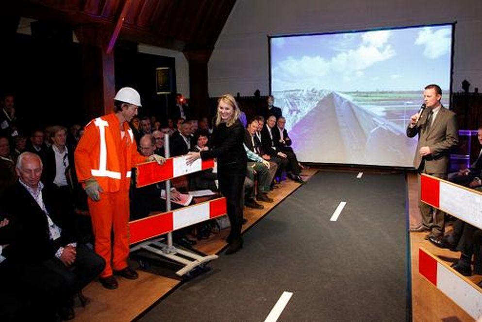 Minister Schultz van Haegen opent A2 Everdingen-Deil