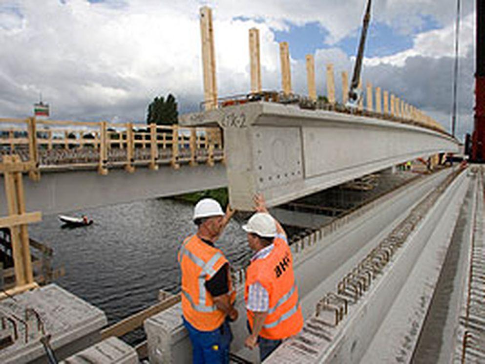 Liggers voor brug bij Dronten voor Hanzelijn