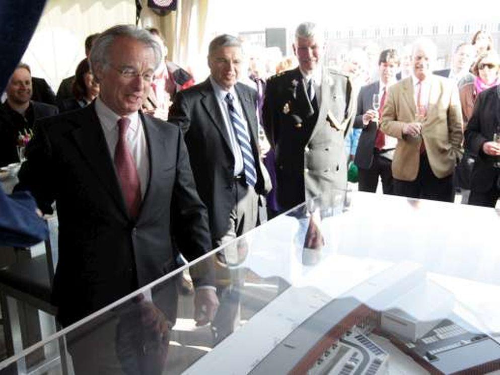 Bouw politievestiging de Yp van start; minister Hirsch Ballin slaat eerste paal