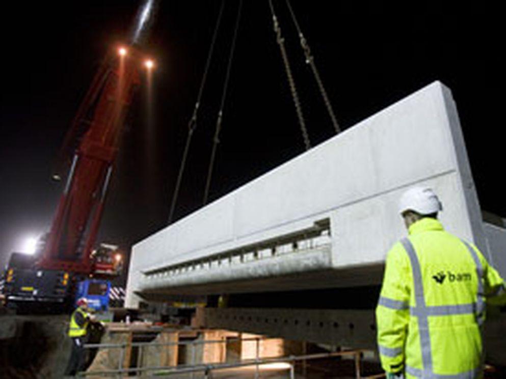BAM Infra past spoorbruggen tussen Leeuwarden en Stavoren aan