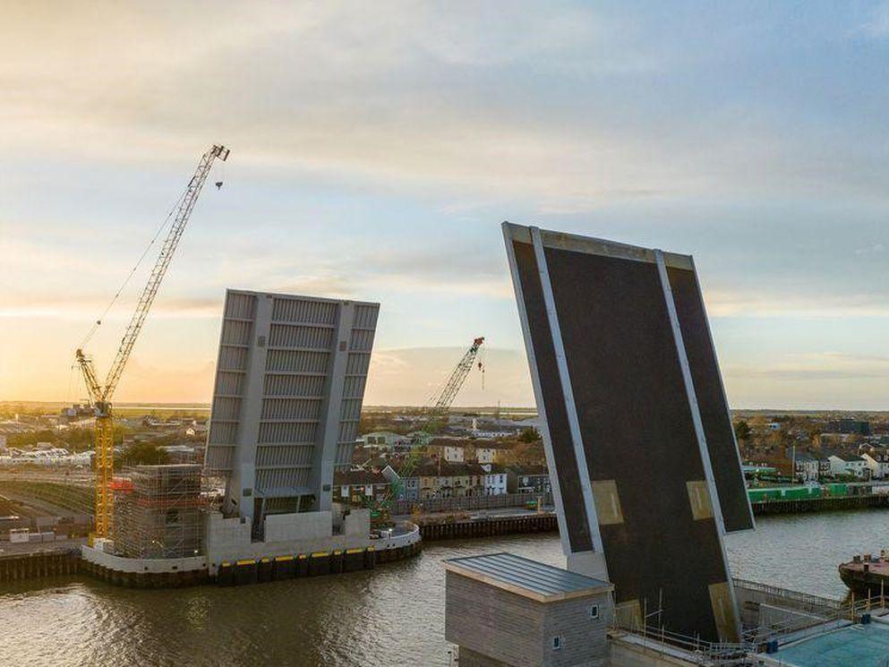 BAM Farrans Joint Venture installs bridge leaves at Herring Bridge in Great Yarmouth