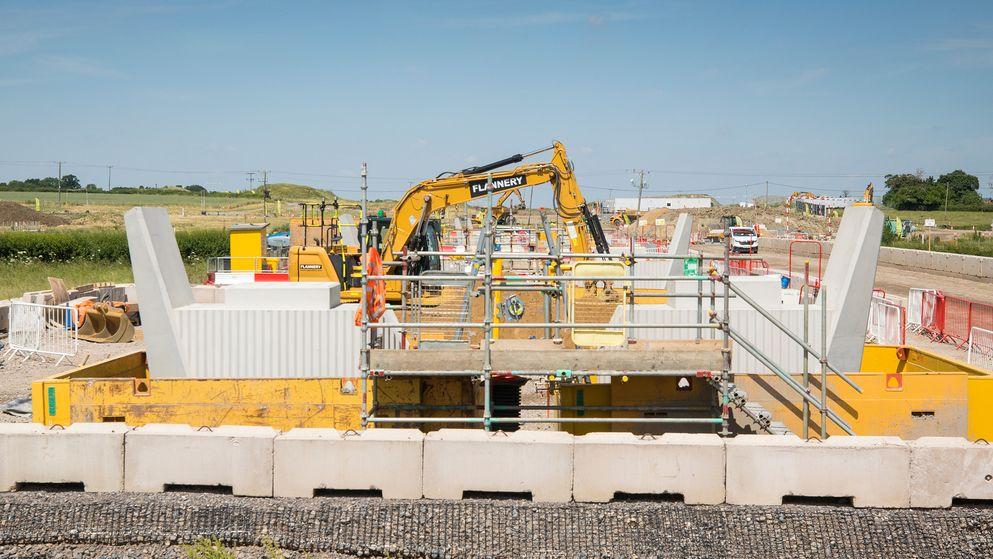 HS2 first Thame Valley piers on site
