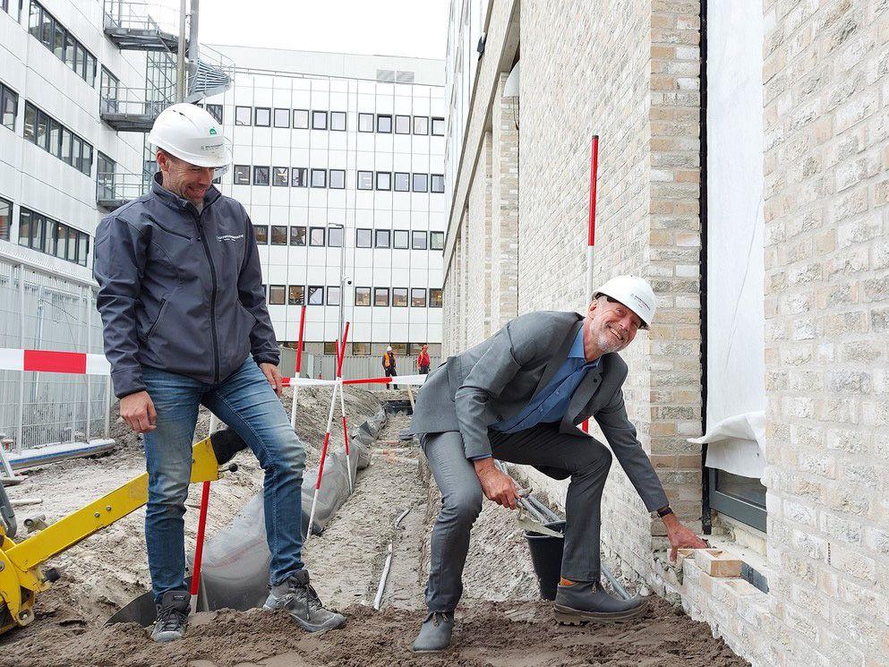 Gevarieerde mix aan energiezuinige koop- en huurwoningen voor breed publiek Imagine ligt op de grens van Parkstad en Feyenoord City in Rotterdam. Het duurzame appartementencomplex bestaat uit twee hoge woongebouwen, die op straatniveau worden verbonden door een gebouw met commerciële en maatschappelijke functies. De lichte gevelmaterialen maken van Imagine een opvallend nieuw woonicoon aan de skyline van Rotterdam. De appartementen kijken uit op de groene binnentuin, op de Maas, het nieuwe Feyenoord City en