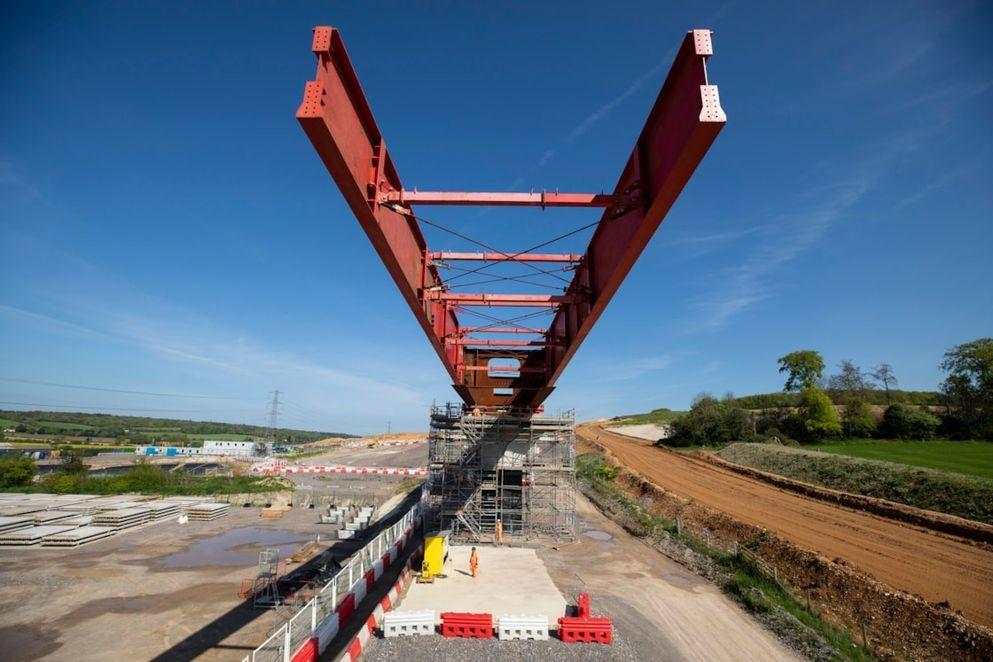 Timelapse: HS2 completes 3,130 tonne second Wendover Dean Viaduct deck slide