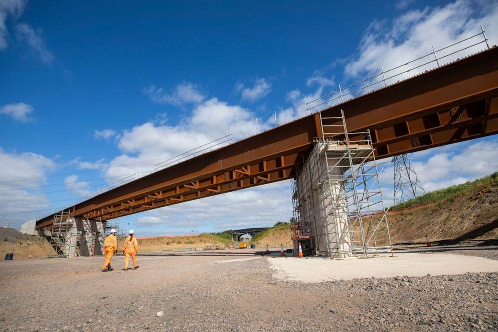 HS2 completes Edgcott Road bridge lift