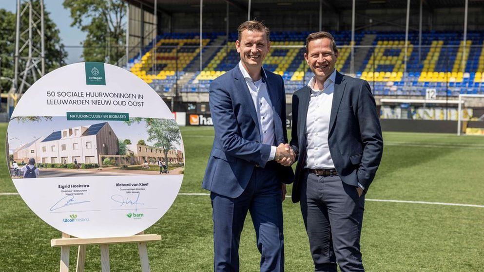 Feestelijke ondertekening eerste sociale nieuwbouwwoningen in Nieuw Oud Oost