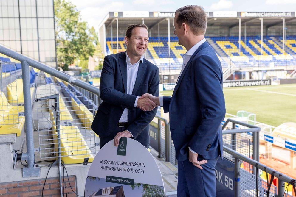 Feestelijke ondertekening eerste sociale nieuwbouwwoningen in Nieuw Oud Oost