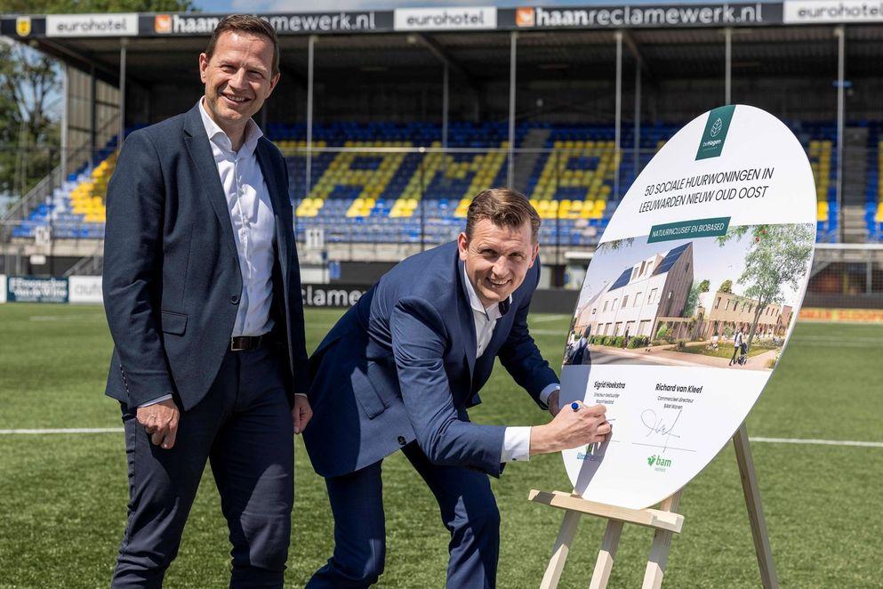 Feestelijke ondertekening eerste sociale nieuwbouwwoningen in Nieuw Oud Oost