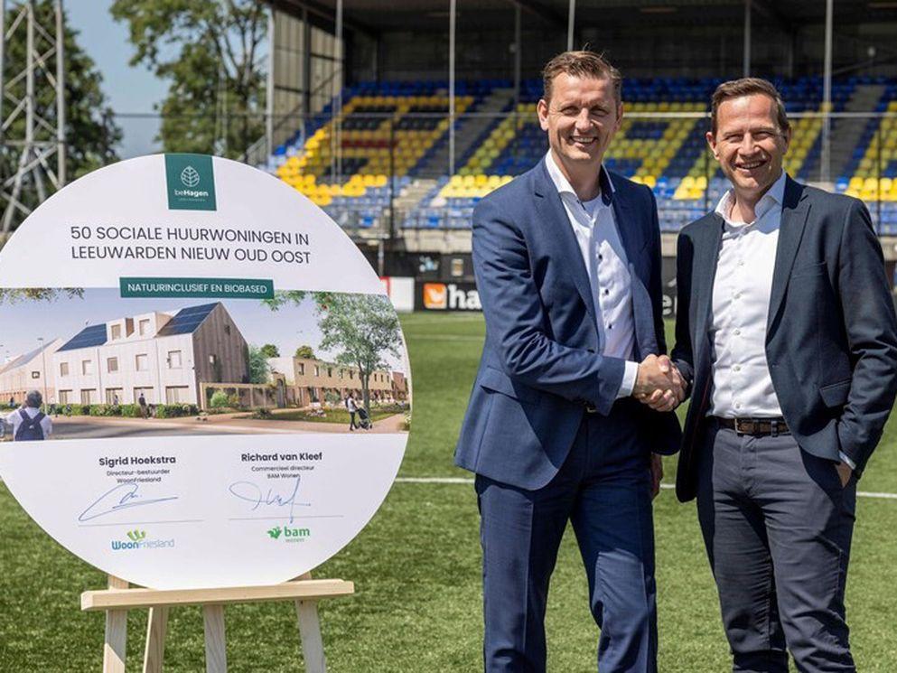 Feestelijke ondertekening eerste sociale nieuwbouwwoningen in Nieuw Oud Oost