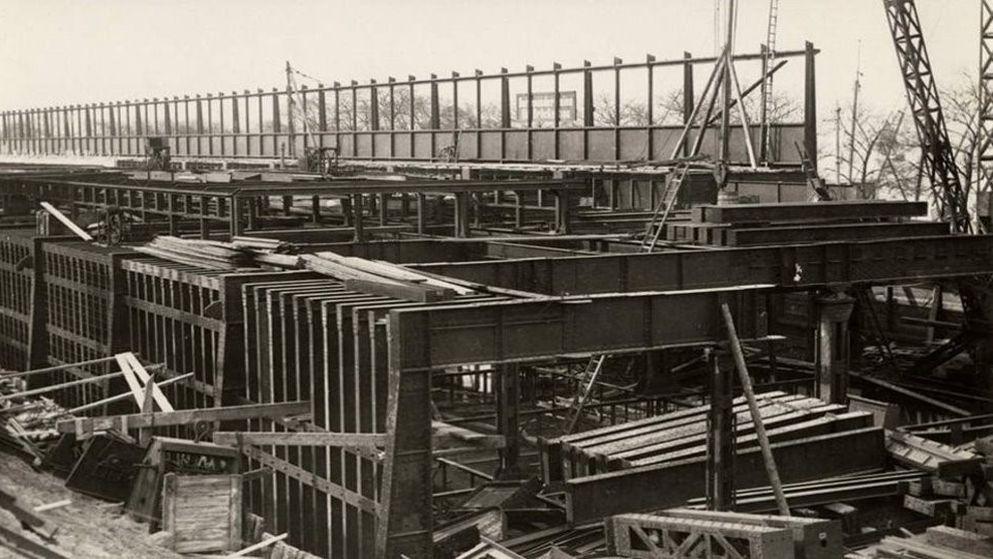 Het stalen IJ-viaduct in aanbouw, 100 jaar geleden