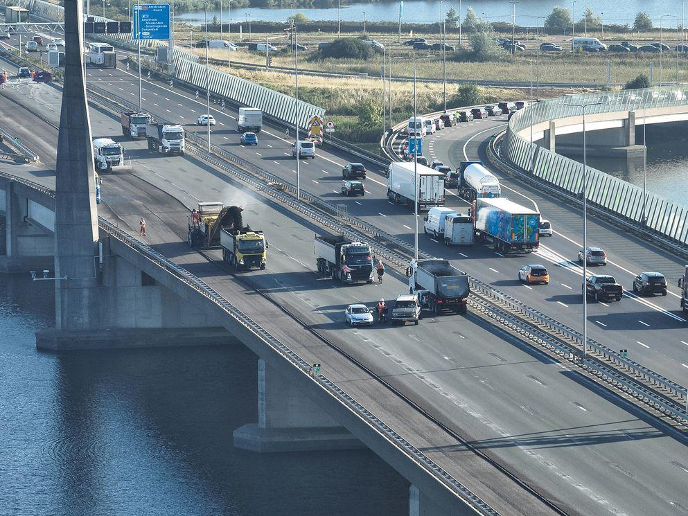 A10: Zeeburgerbruggen krijgen duurzaam asfalt