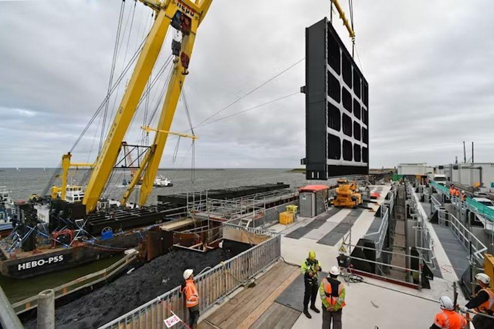 Afsluitdijk: eerste kolossale spuischuiven geplaatst