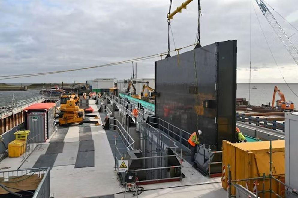 Afsluitdijk: eerste kolossale spuischuiven geplaatst