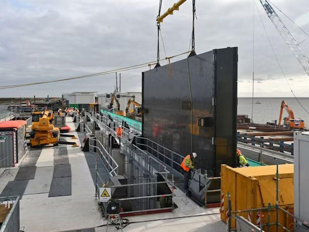 Afsluitdijk: eerste kolossale spuischuiven geplaatst