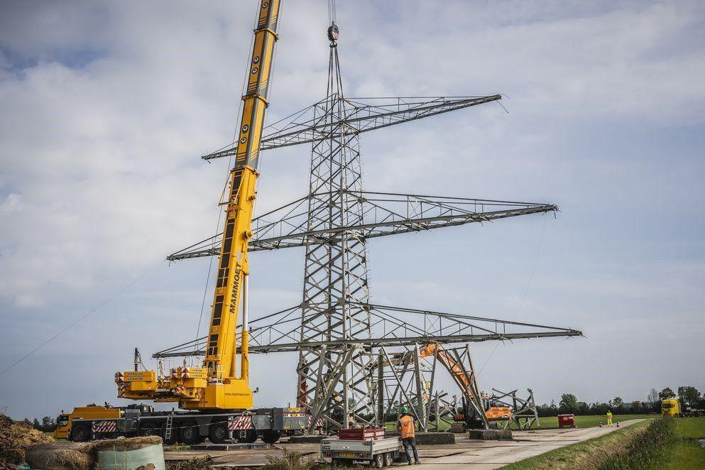 BAM rondt afbreken 129 oude hoogspanningsmasten en 1.100 kilometer geleiders in Groningen af na modernisering elektriciteitsnet
