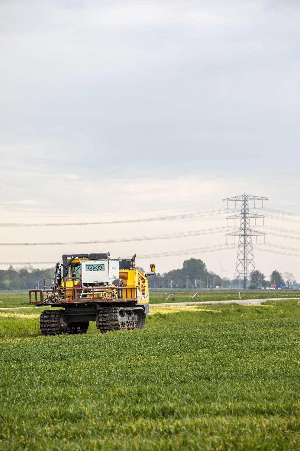 BAM rondt afbreken 129 oude hoogspanningsmasten en 1.100 kilometer geleiders in Groningen af na modernisering elektriciteitsnet